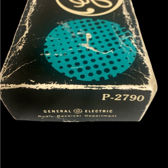 Vintage General Electric Transistor Radio in Original Box w/paperwork Blk/Silvr. - Picture 4 of 8